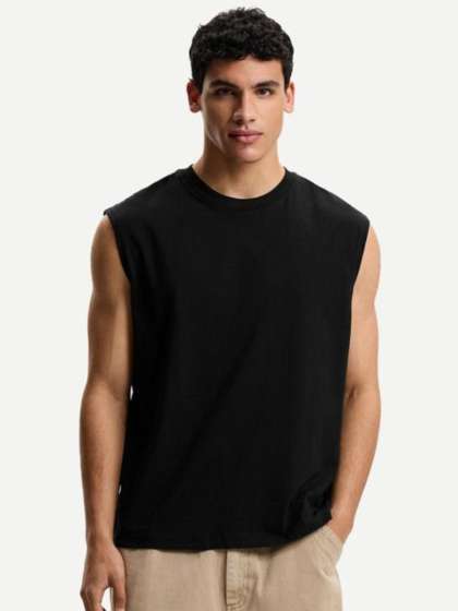 CLAFOUTIS Men Solid Round Neck Tshirt